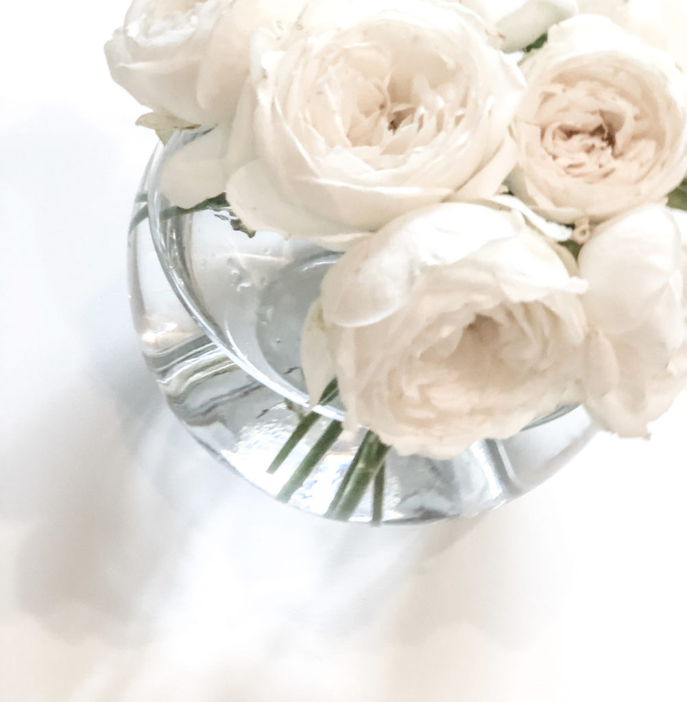 ニトリのグラスベースに白いバラをいけたアレンジメント写真