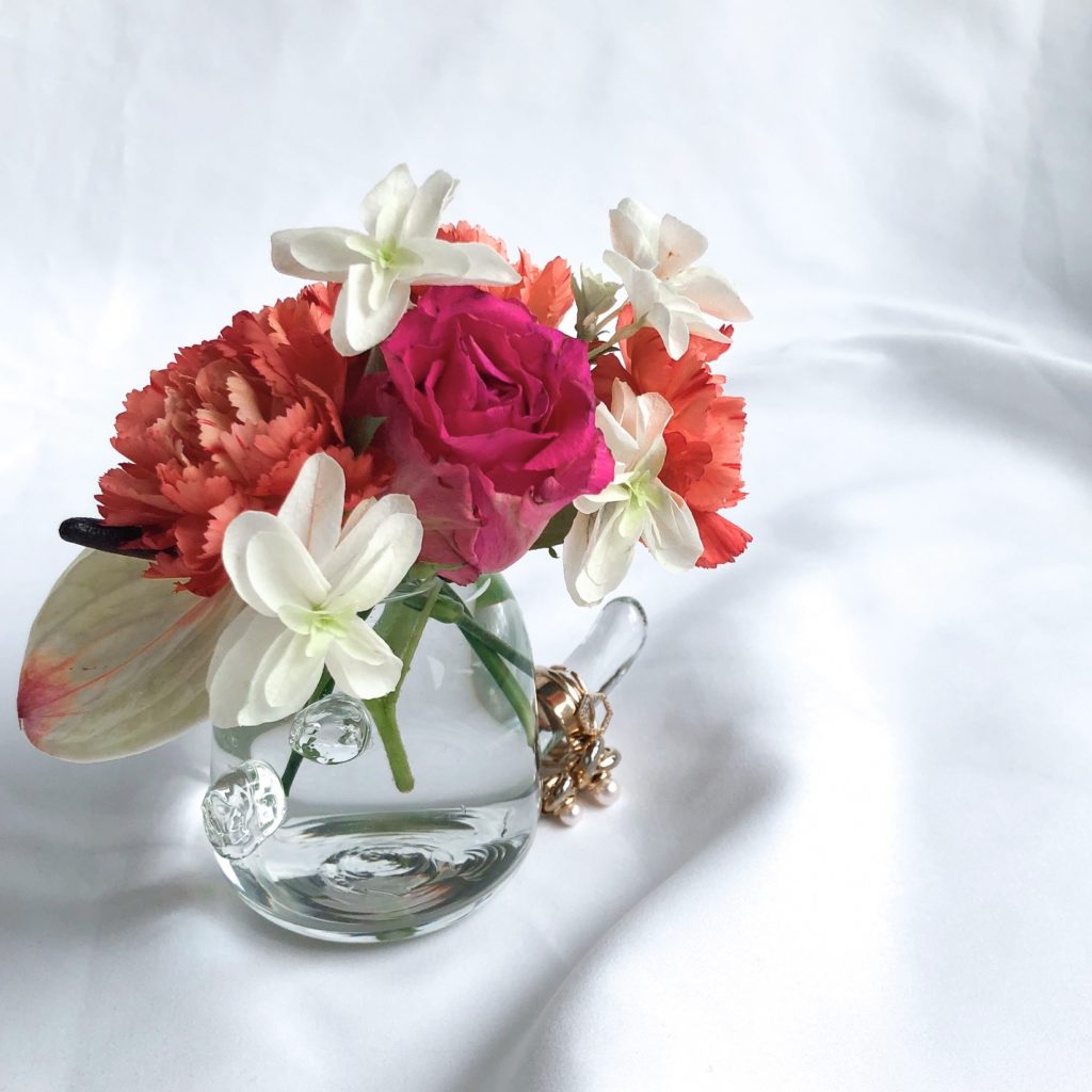 個性的なデザインの花瓶を使って私が作ったバラやカーネーションのアレンジメントを撮影した写真
