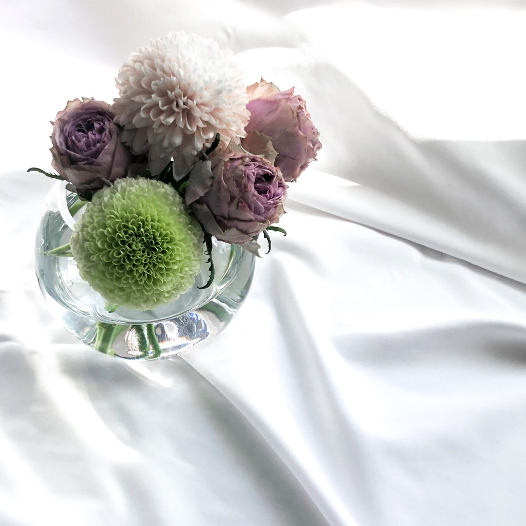 ニトリの丸い花瓶グラスベースを使って私が作ったバラとピンポンマムのアレンジメントを撮影した写真