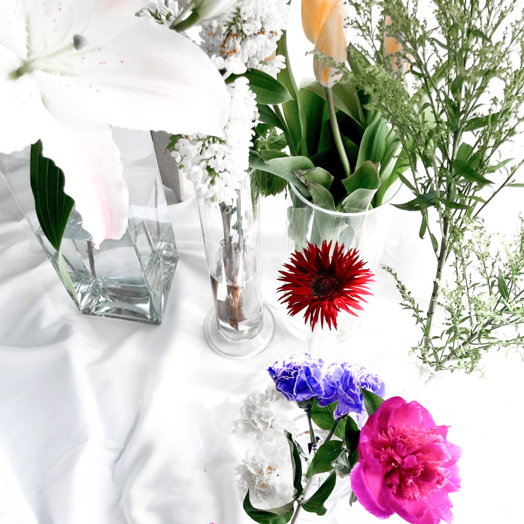 ニトリの花瓶フラワーベースタンクを使って私が作ったアレンジメントを撮影した写真
