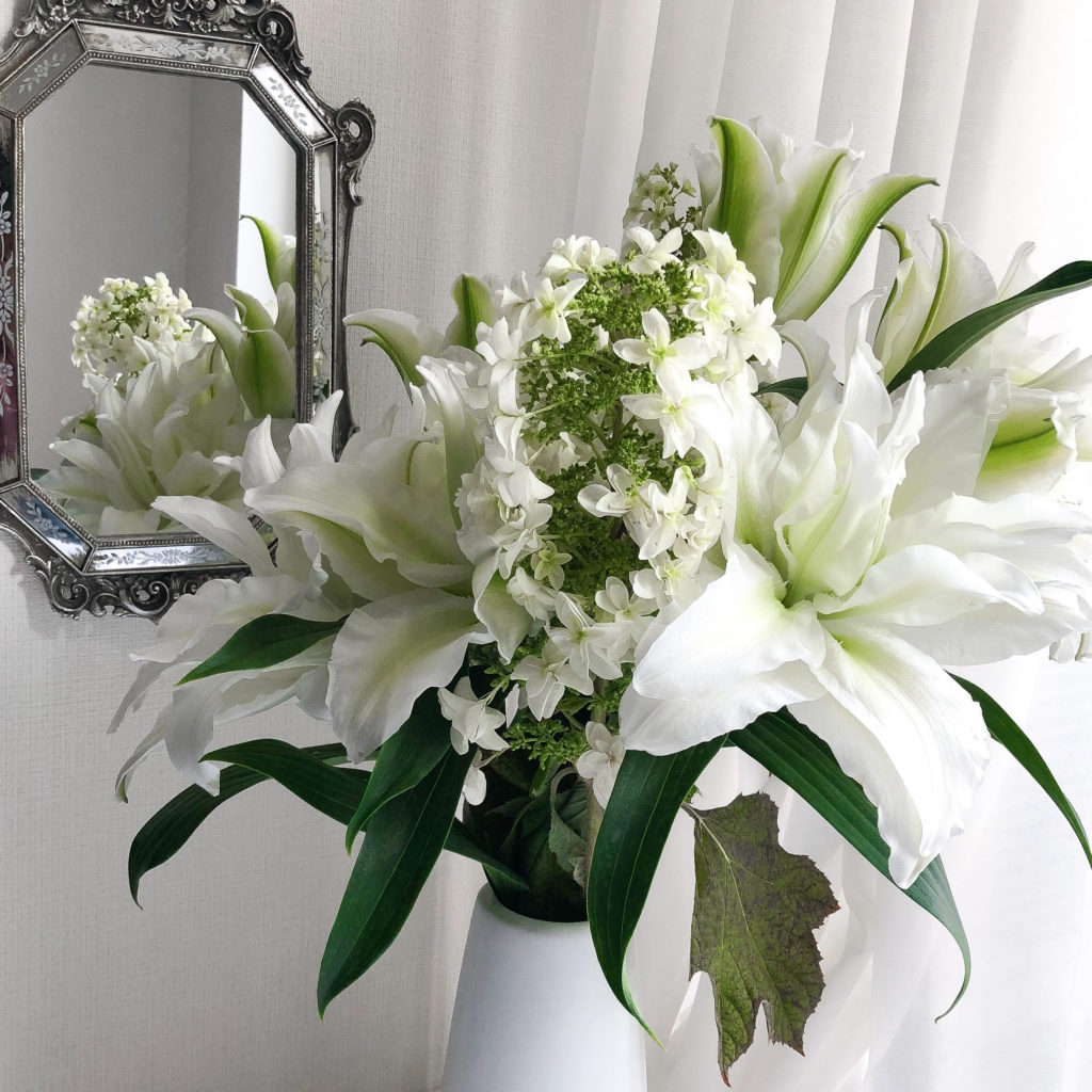 ニトリの花瓶フラワーベースWEトールを使って私が作ったユリとカシワバアジサイのアレンジメントを撮影した写真