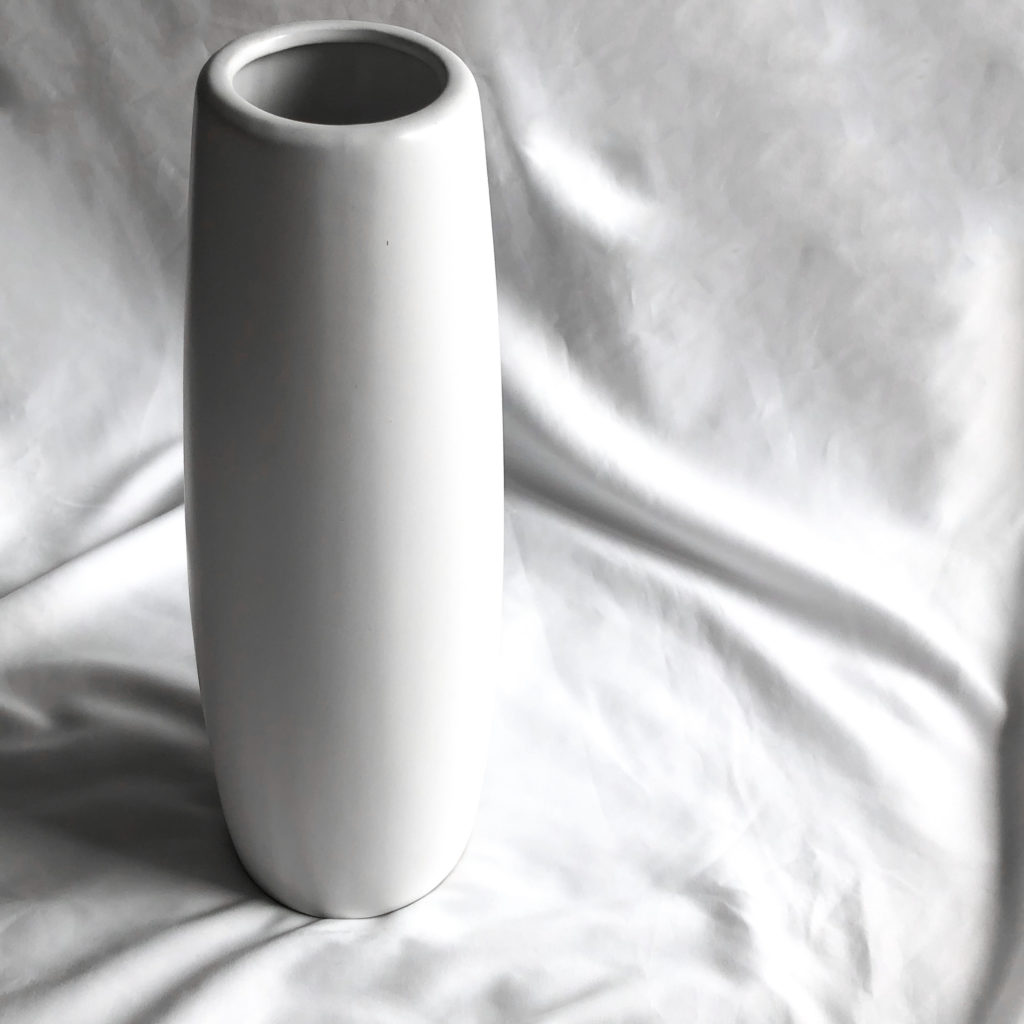 ニトリで購入した大きい白の口が狭い花瓶（フラワーベースWEトール）を撮影した写真