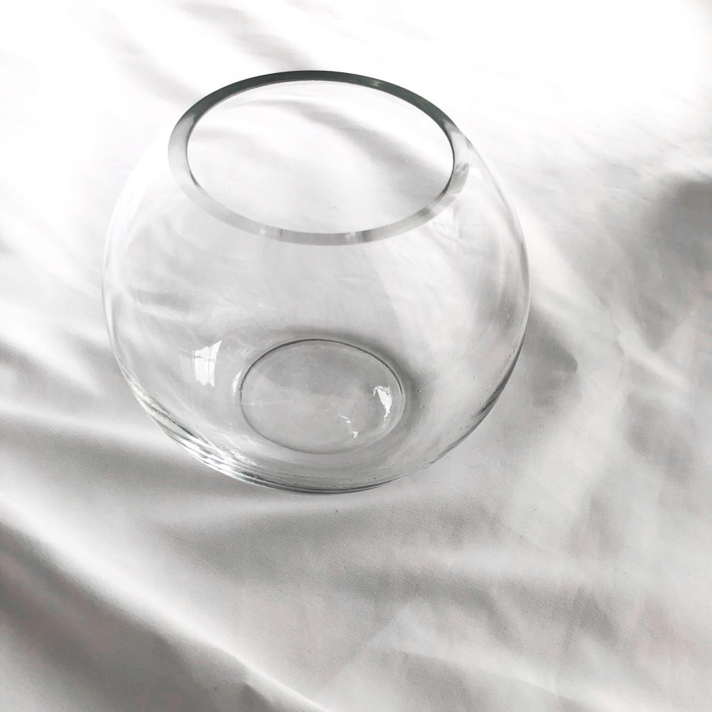 ニトリで購入した丸い花瓶（グラスベースCS-6）を撮影した写真