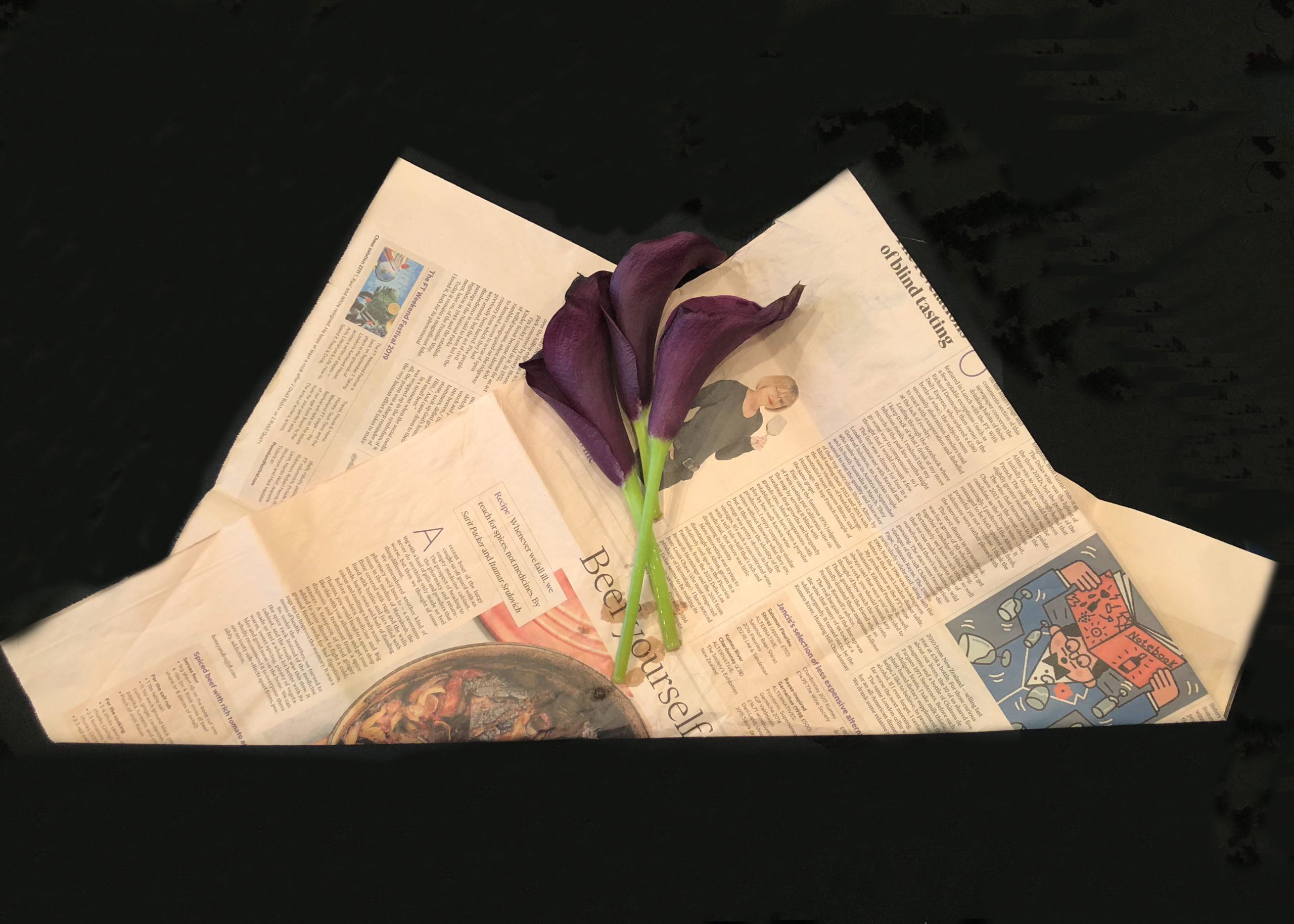 包装紙の上に枯れた花を置いて撮影した画像