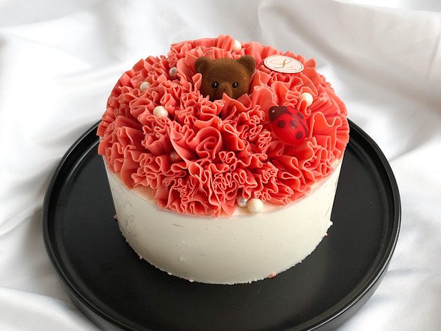 おすすめのお花スイーツLOUANGE TOKYOのホールケーキを撮影した画像
