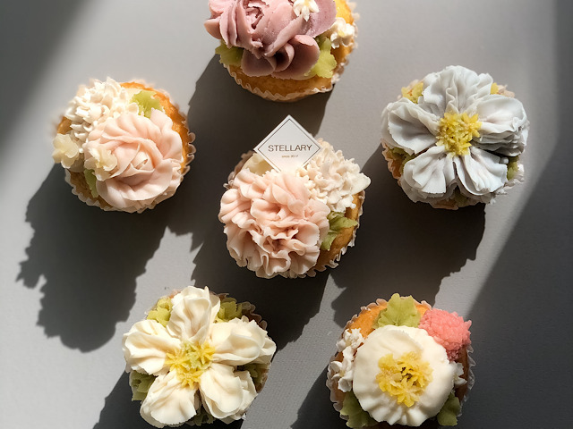 おすすめのお花スイーツSTELLARY sweetsのカップケーキを撮影した画像
